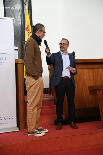 Olivier Devos, professeur, expert du travail du verre (thermoformage, vitrail et tyffany) à l’IPMA et artiste confirmé