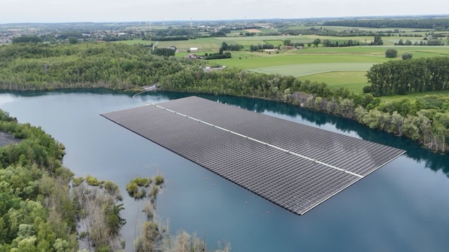champ de panneau solaire sur eau
